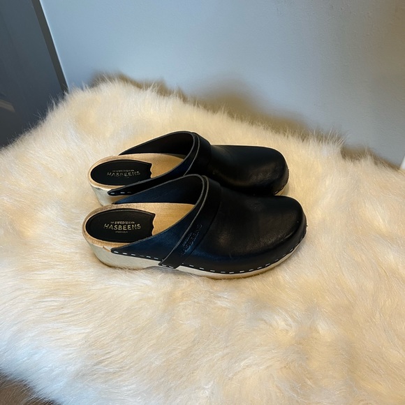 Swedish Hasbeens Black Leather Clogs - Picture 3 of 9